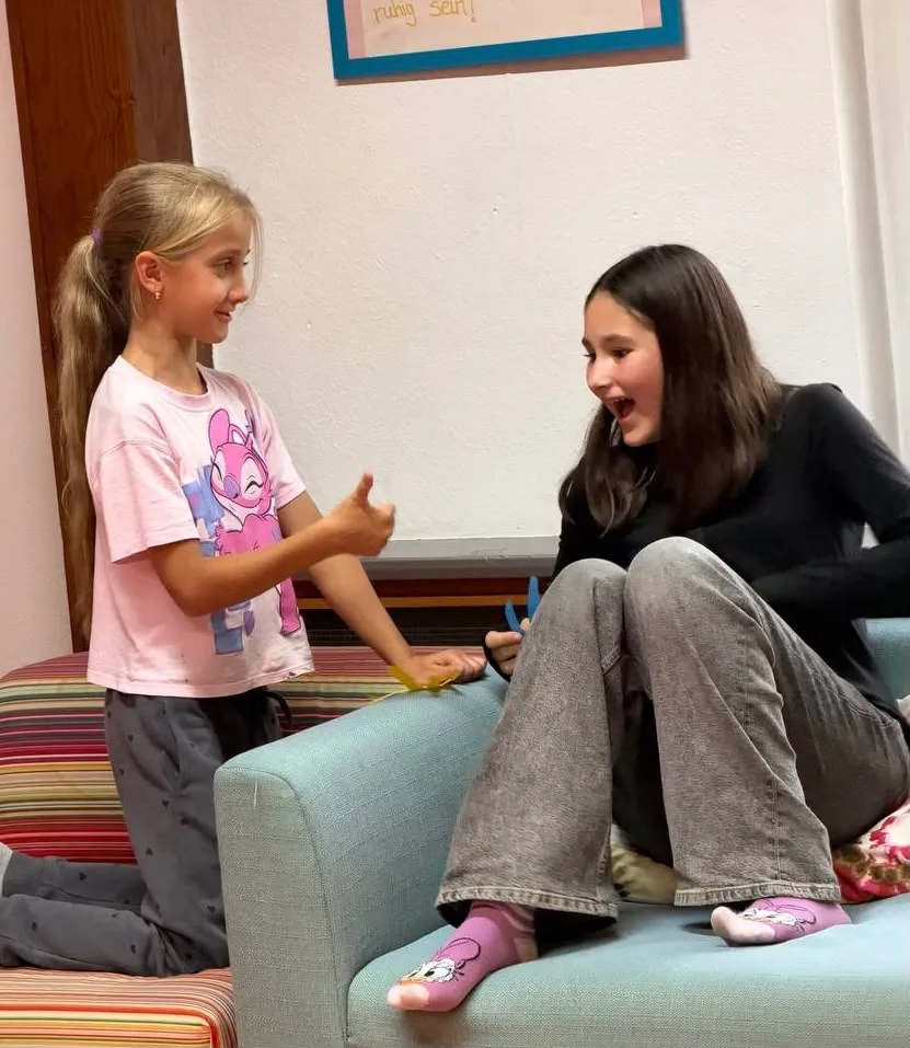 Zwei Mädchen bei einer spielerischen Workshop-Übung