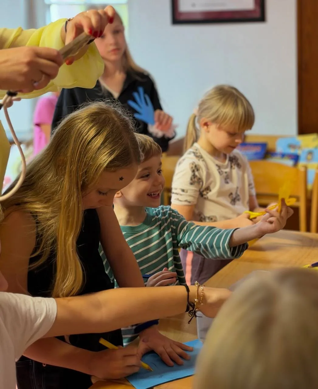 Kinder lachen und basteln gemeinsam