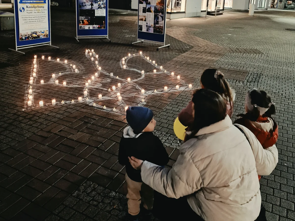 Abendliche Solidaritätsaktion mit Kerzen auf dem Marktplatz