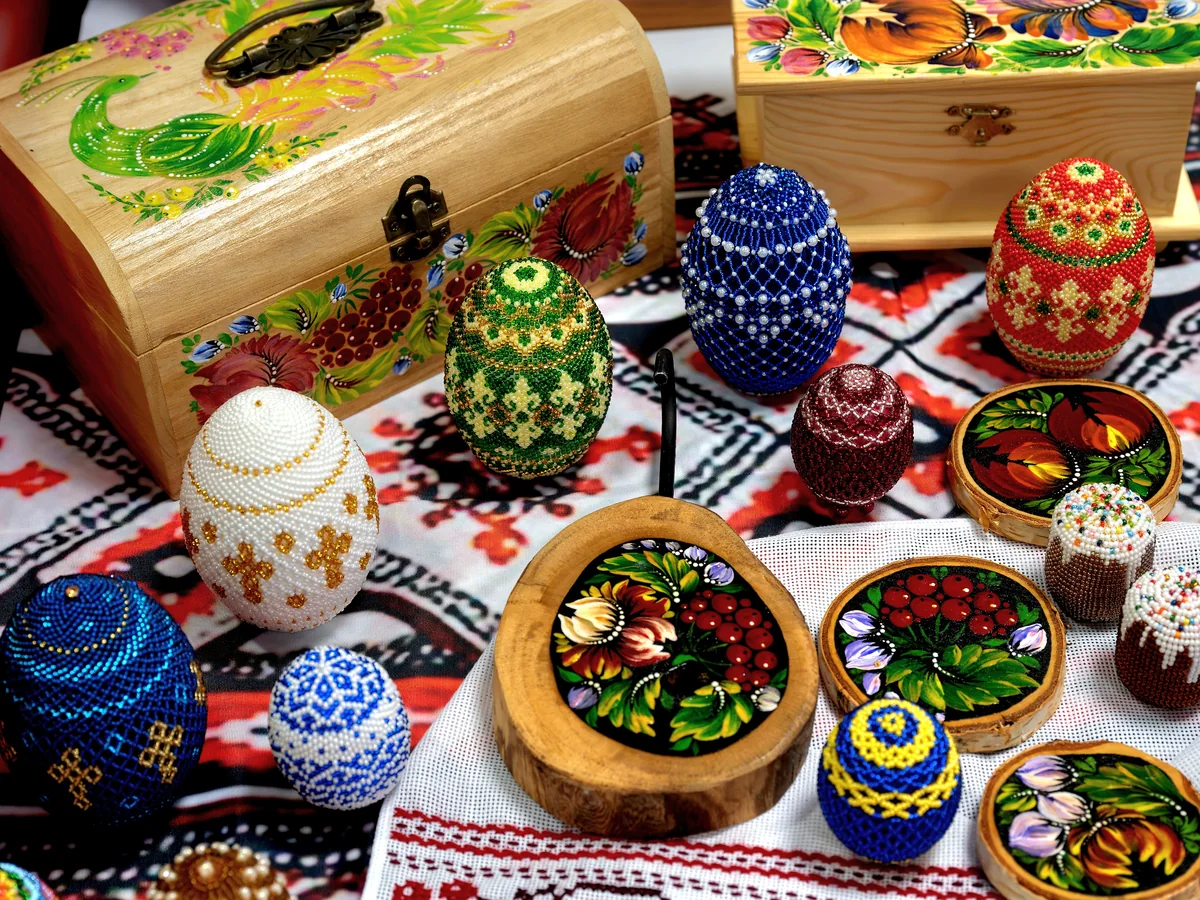 Ukrainische Volkskunst und Pysanky auf einem Tisch