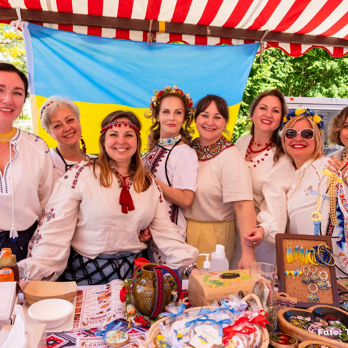 Team von TOLOKA DE am Stand mit ukrainischem Handwerk (Foto: Thomas Fritsch)