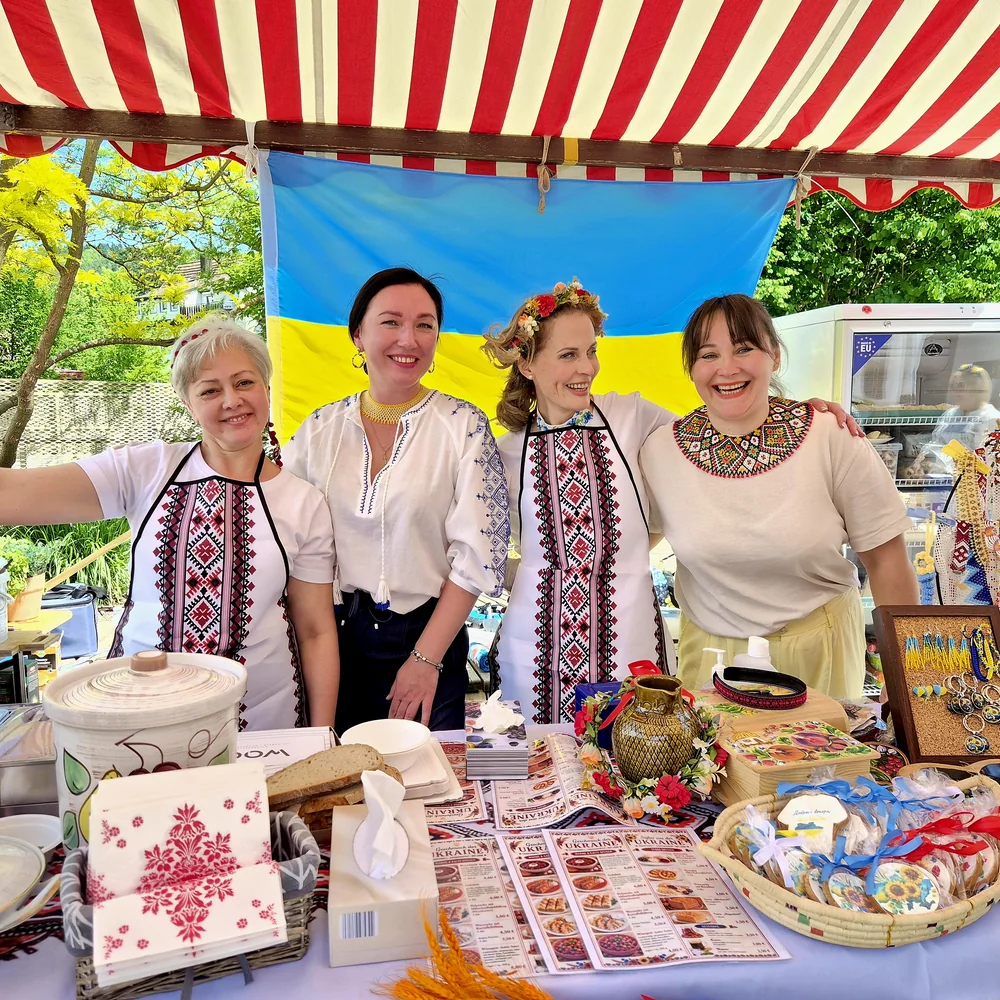 Stand mit ukrainischem Handwerk auf einem Markt