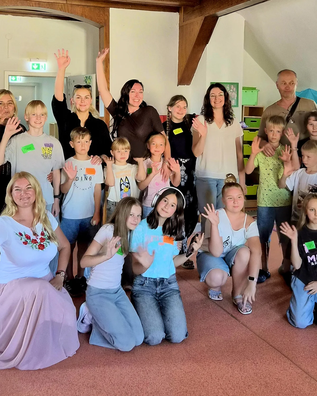 Gruppe von Familien bei einem Treffen des Projekts Nasinnia