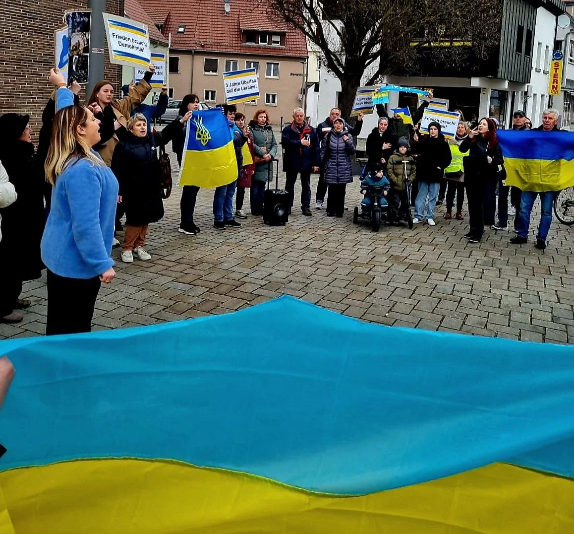 Solidaritätsaktion mit einer großen ukrainischen Fahne