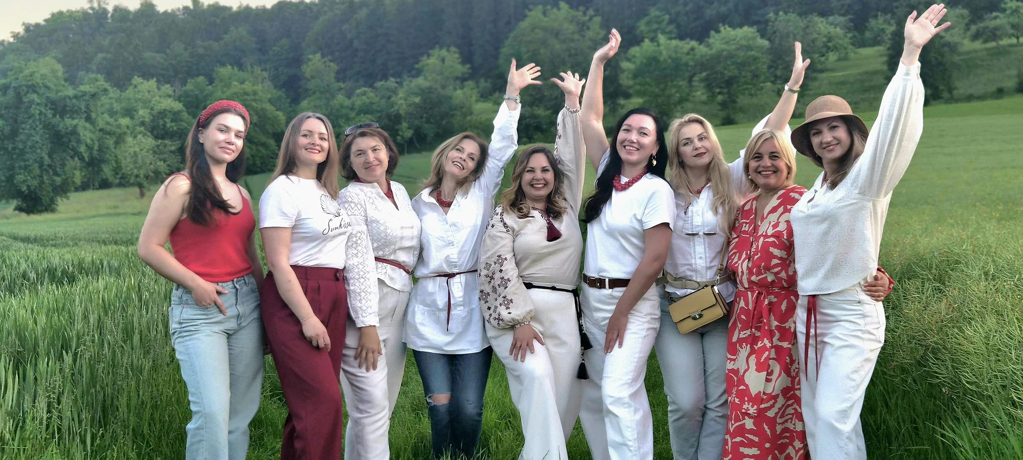 Die Aktiven von TOLOKA DE gemeinsam im Feld bei Nagold