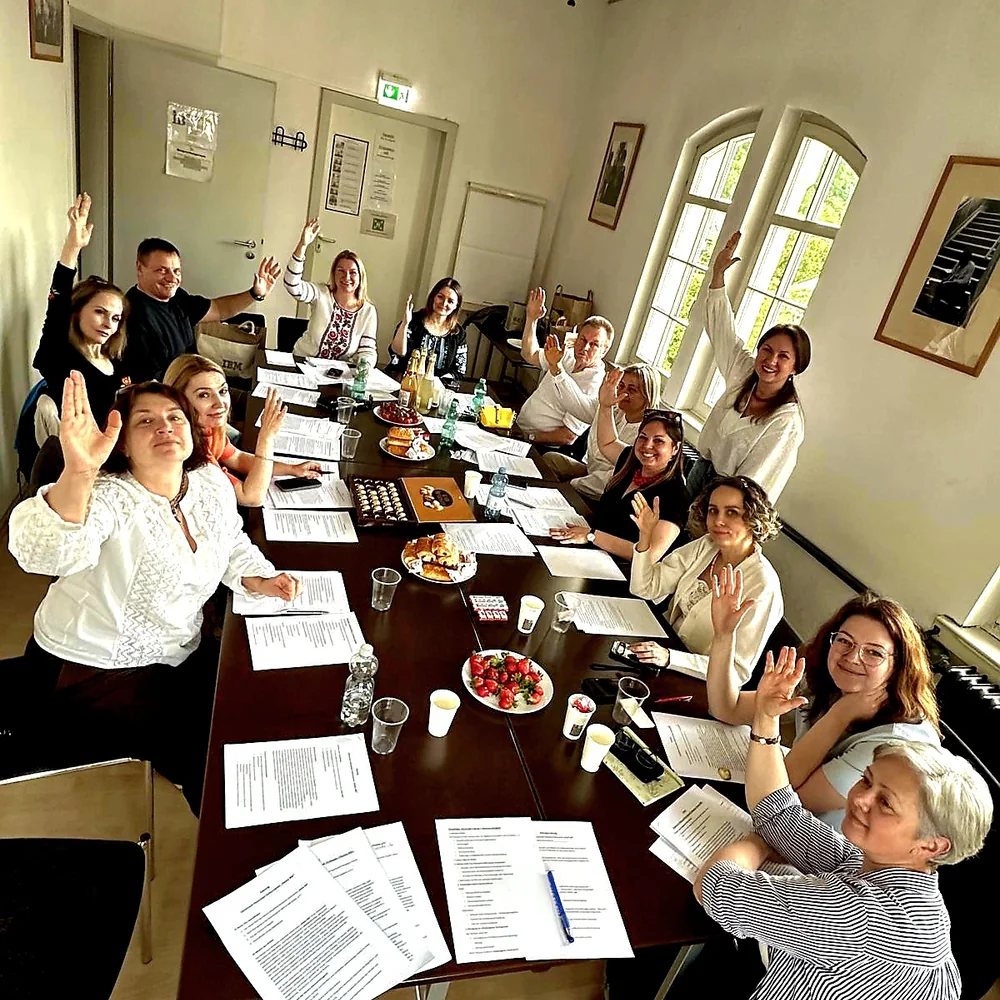 Mitgliederversammlung an einem langen Tisch